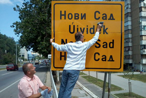 Očišćena višejezična tabla na ulazu u Novi Sad