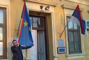 Zastava Vojvodine na zgradi mesne zajednice u  Jabuci