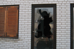 Razbijena vrata na prostorijama LSV u Baču